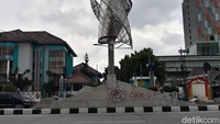 Pelaku membuat tulisan serupa di dua sisi dinding. Keduanya sama-sama berwarna merah. Selain itu, terdapat pula coretan dengan tulisan berbeda di bawah tiang pancang di timur rel kereta api.