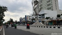 Wali Kota Solo, Gibran Rakabuming Raka, mengaku belum mengetahui coretan Cahyo tersebut. Namun dia mengatakan akan mencari pelakunya.