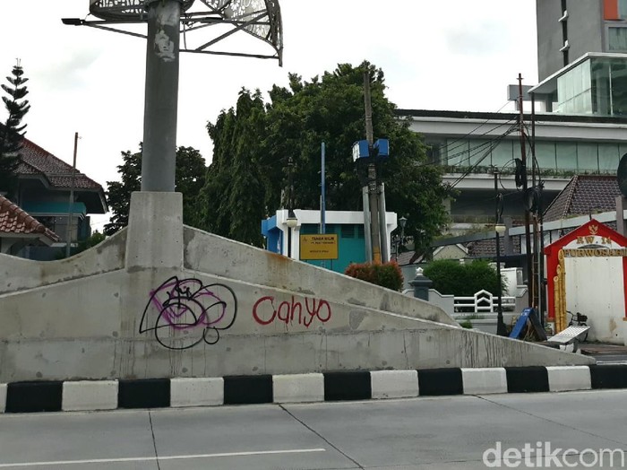 Aksi vandalisme kembali terjadi di Kota Solo. Terlihat coretan bertuliskan CAHYO. Wali Kota Solo, Gibran bakal mencari pelakunya.