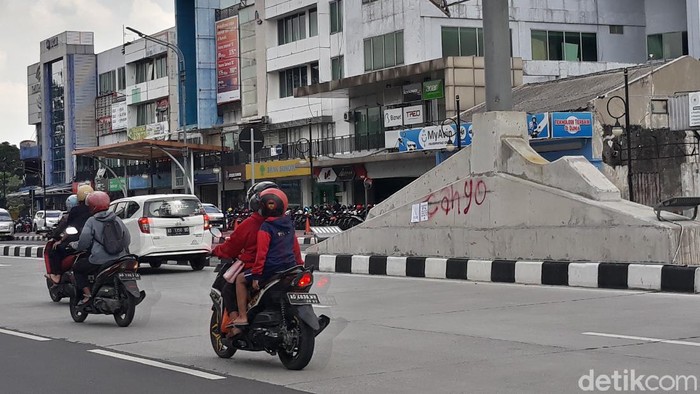 Aksi vandalisme kembali terjadi di Kota Solo. Terlihat coretan bertuliskan 'CAHYO'. Wali Kota Solo, Gibran bakal mencari pelakunya.