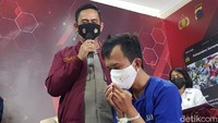 Irwan mengungkap Darwin merekrut para korban lewat info lowongan pekerjaan di media sosial. Tak tanggung-tanggung, Darwin memberikan iming-iming gaji Rp 25-30 juta.