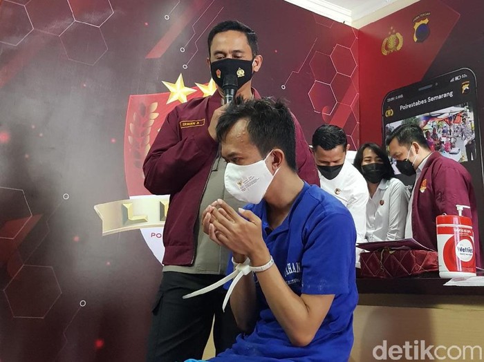 Germo bisnis esek-esek di indekos Kota Semarang, Jawa Tengah, Darwin Pratomo (33), mengiming-iming para korbannya dengan gaji Rp 30 juta.