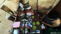 Ia begitu setia akan pekerjaannya, tak lain lantaran sudah kadung cinta. Apalagi sedari muda memang berniat menekuni bidang ini. 