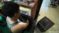 Menurutnya, pekerjaannya ini dahulu dapat menjadi pegangan hidup. Hal itu kontras sekali dengan kondisi sekarang. 