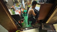 Dia menyebut, penghasilanya memang tak menentu. Sama halnya pelayan jasa bidang lainnya.  