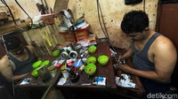Tiap jasanya dia mematok harga mulai dari Rp 10 ribu. Nilai tersebut akan bertambah tergantung besar kecilnya barang yang dikerjakan. 