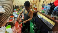 Miko membuka kiosnya mulai dari pukul 09.00 WIB-17.00 WIB. 
