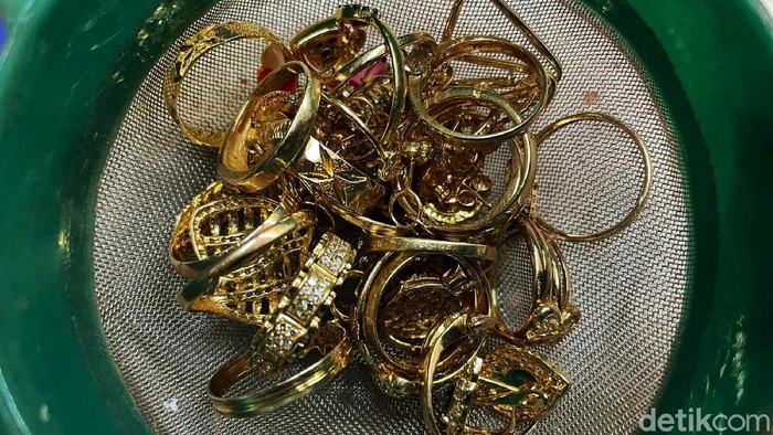Jasa Sepuh Emas Tetap Bertahan Meski Pendapatan Cuan Menurun Di tengah Pandemi Covid-19, kini semakin lesu orderan layanan jasa sepuh perhiasan emas. Salah satunya Miko (35), yang berprofesi sebagai tukang sepuh perhiasan emas, di kawasan Kebayoran Lama, Jakarta, Senin (22/11/2021).