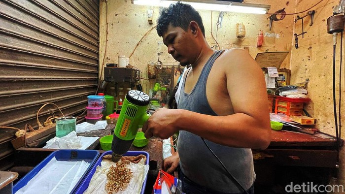 Di tengah Pandemi Covid-19, kini semakin lesu orderan layanan jasa sepuh perhiasan emas. Salah satunya Miko (35), yang berprofesi sebagai tukang sepuh perhiasan emas, di kawasan Kebayoran Lama, Jakarta, Senin (22/11/2021).