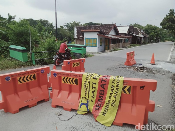 Jembatan jalan lingkar barat Delanggu Klaten ambles, Senin (22/11/2021).