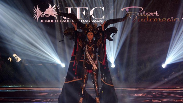 Peserta defile Flamingo berjalan di atas panggung Jember Fashion Carnaval (JFC) di Jember, Jawa Timur, Minggu (21/11/2021). JFC 2021 mengangkat tema Virtue Fantasy, menampilkan sembilan defile, yaitu Komodo, Flamingo, Elephant, Sea Dragon, Dragonfly, Dove, Unicorn, Honey Bee dan Lion. ANTARA FOTO/Seno/rwa.