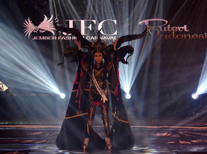 Peserta defile Flamingo berjalan di atas panggung Jember Fashion Carnaval (JFC) di Jember, Jawa Timur, Minggu (21/11/2021). JFC 2021 mengangkat tema Virtue Fantasy, menampilkan sembilan defile, yaitu Komodo, Flamingo, Elephant, Sea Dragon, Dragonfly, Dove, Unicorn, Honey Bee dan Lion. ANTARA FOTO/Seno/rwa.