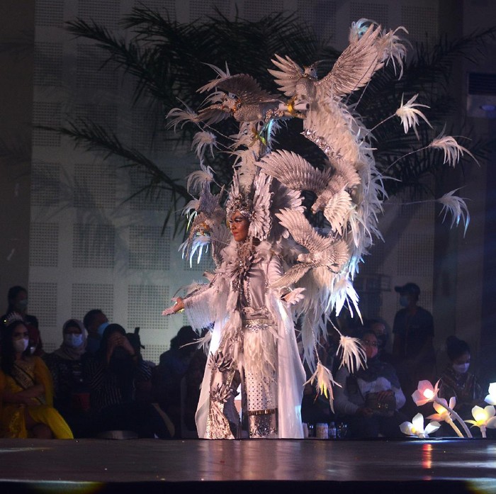 Peserta defile Flamingo berjalan di atas panggung Jember Fashion Carnaval (JFC) di Jember, Jawa Timur, Minggu (21/11/2021). JFC 2021 mengangkat tema Virtue Fantasy, menampilkan sembilan defile, yaitu Komodo, Flamingo, Elephant, Sea Dragon, Dragonfly, Dove, Unicorn, Honey Bee dan Lion. ANTARA FOTO/Seno/rwa.