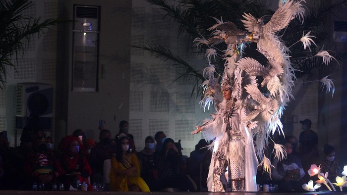 Peserta defile Flamingo berjalan di atas panggung Jember Fashion Carnaval (JFC) di Jember, Jawa Timur, Minggu (21/11/2021). JFC 2021 mengangkat tema Virtue Fantasy, menampilkan sembilan defile, yaitu Komodo, Flamingo, Elephant, Sea Dragon, Dragonfly, Dove, Unicorn, Honey Bee dan Lion. ANTARA FOTO/Seno/rwa.