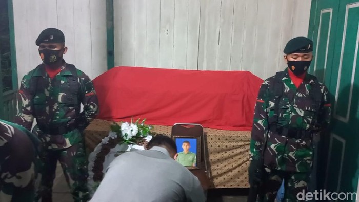 Jenazah Sertu Ari Baskoro tiba di rumah duka