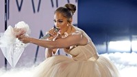 Jennifer Lopez mengenakan gaun tulle bernuansa krem. (Foto: Getty Images for MRC/Frazer Harrison)