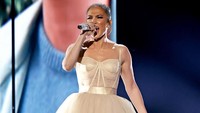 Jennifer Lopez minta kopi untuknya diaduk berlawanan dengan jarum jam. Foto: Getty Images for MRC/Frazer Harrison