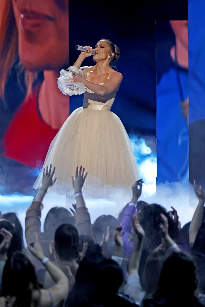 Jennifer Lopez tampil di American Music Awards (AMA) 2021 di Microsoft Theater, Los Angeles, California, pada Minggu (21/11/2021) waktu setempat.