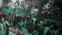 Para pengemudi ojol ini menolak karena akan mengurangi pendapatan mereka.  