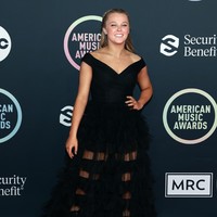 Jojo Siwa mengatakan bahwa gaya yang dikenakannya ini merupakan pertamakalinya ia tampil glamor di acara publik. Foto: Getty Images for MRC/Matt Winkelmeyer