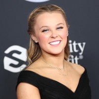 Untuk melengkapi penampilannya, penyanyi yang mengaku sebagai lesbian ini mengenakan anting silver dan sepatu yang dia pinjam dari pasangan dansanya di DWTS, Jenna Johnson. Foto: Getty Images for MRC/Matt Winkelmeyer