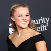 Tak ada lagi rambut kuncir kuda dengan scrunchie warna pastel. Jojo Siwa menata rambutnya dengan gaya sleek yang disisir ke belakang. Foto: Getty Images for MRC/Matt Winkelmeyer