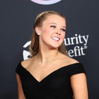 “Aku memulai transisi ini selama tampil di DWTS (Dancing With The Stars). Aku berganti dari busana seperti yang biasa aku pakai ke penampilan yang lebih dewasa, dan aku ingin keluar dari zona nyaman,” tutur Jojo Siwa, seperti dikutip dari Pop Sugar. Foto: Getty Images for MRC/Matt Winkelmeyer