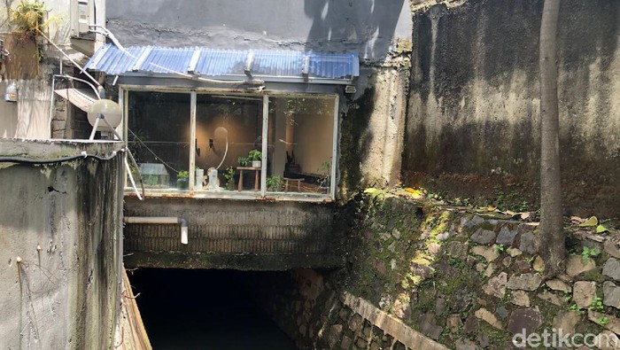 Kafe di Atas Saluran Air Kemang Masih Beroperasi