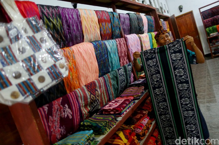 Kain tenun di Desa Sukarara, Lombok Tengah