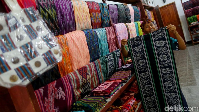 Kain tenun di Desa Sukarara, Lombok Tengah Kain tenun di Desa Sukarara, Lombok Tengah
