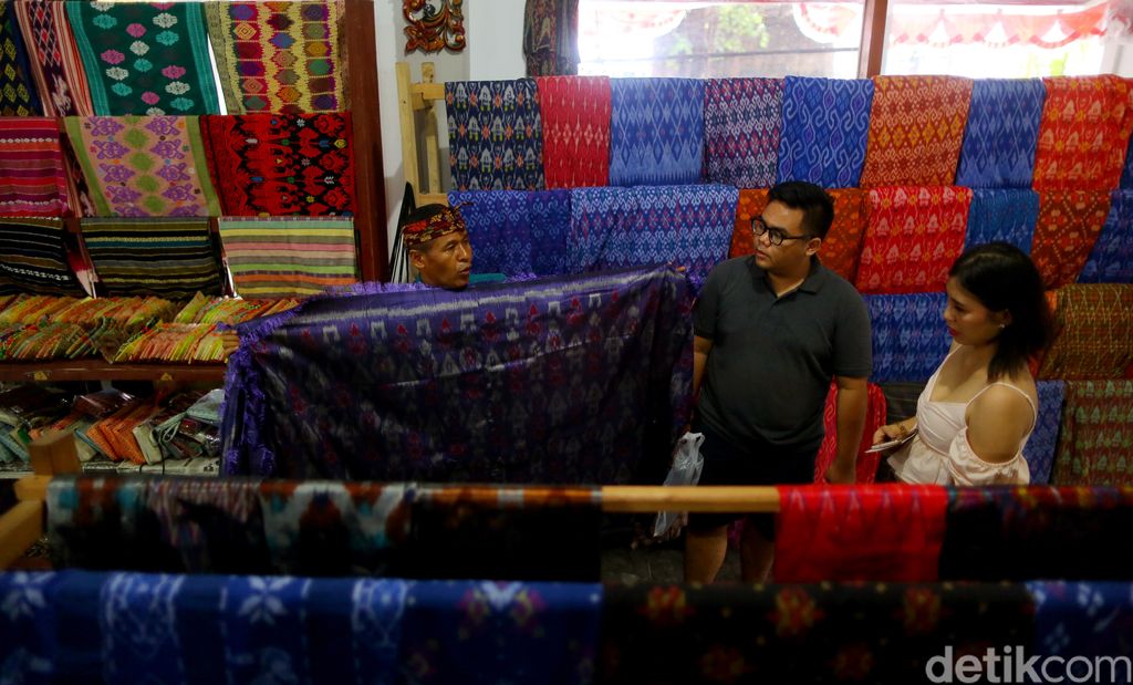 Kain tenun di Desa Sukarara, Lombok Tengah