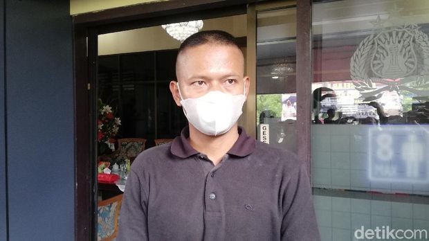 Kakak korban perampokan di Solo Suripto, M Ayub, di Polresta Solo, Senin (22/11/2021).