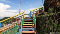 Traveler tidak perlu khawatir dengan biaya berlibur di wisata Bogor ini. Untuk mengunjungi Kampung Salaka wisatawan akan dikenakan HTM Kampung Salaka Bogor sebesar Rp 10.000/orang. Dan untuk tarif parkir sepeda motor Rp 2.000, mobil Rp 5.000. Foto: Luthfi Hafidz/detikcom
