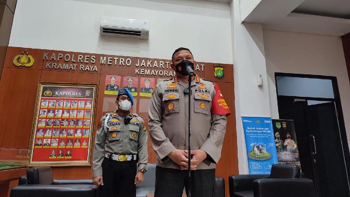 Kapolres Metro Jakarta Pusat Kombes Hengki Haryadi menjelaskan penangkapan Ketua LSM Tamperak Kepas Panagean Pangaribuan.