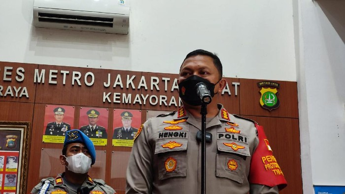 Kapolres Metro Jakarta Pusat Kombes Hengki Haryadi  menjelaskan penangkapan Ketua LSM Tamperak Kepas Panagean Pangaribuan.
