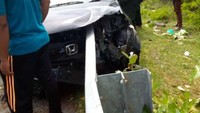 Kecelakaan tunggal itu terjadi di Jalan Banda Aceh-Meulaboh tepatnya di Desa Layeun, Leupung, Aceh Besar, Minggu (21/11) siang. Mobil dikemudikan Nasmadi (56). (Foto: dok. Istimewa)