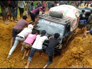 Akses Jalan Mamasa-Polman Lumpuh Akibat Longsor