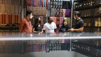 Pemilik Kopi Bajawa Flores NTT, Frans dan David Liu berbincang dengan dua perwakilan anak NTT dan perwakilan Yayasan Tangan Pengharapan, Krista usai pembukaan outlet kedua Kopi Bajawa Flores NTT di Bintaro, Tangerang.