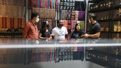 Kerja Keras untuk Pendidikan Anak-anak di Pelosok