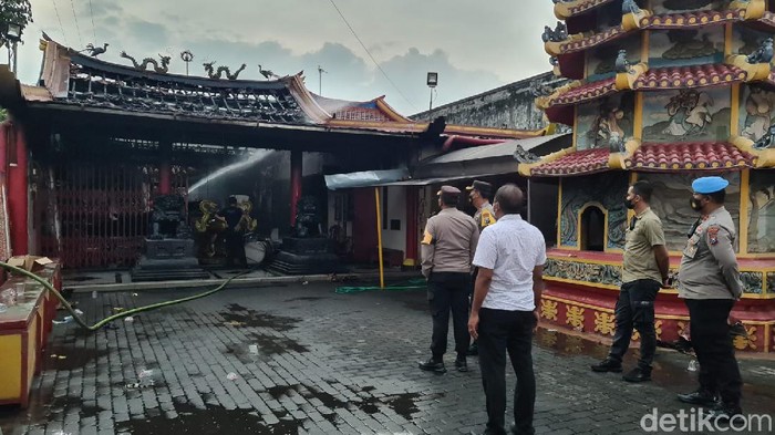 Kebakaran terjadi di Klenteng Poo An Kiong. Banyak bagian yang hangus terbakar dari tempat ibadah yang dibangun pada 1829 itu.