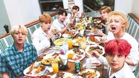 Makan lobster berukuran jumbo jadi salah satu momen kulineran member BTS yang tak terlupakan. Semakin spesial karena mereka kumpul bersama. Foto: Instagram bts.bighitofical