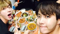 Kalau perut kenyang sudah pasti penampilan di atas panggung bakal maksimal. Makan nasi dan aneka laukpun dilakukan member BTS sebelum tampil di atas panggung. Foto: Pinterest