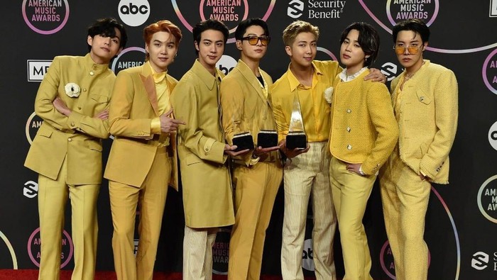 Kompaknya Kulineran BTS, Artist of the Year American Music Awards 2021