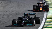 Pembalap Mercedes, Lewis Hamilton yang nyaris meraih gelar juara F1 kedelapan berturut-turut harus gigit jari karena ambisinya terganjal bendera merah. Andai saja tidak terjadi kecelakaan, pembalap Inggris ini boleh jadi juara lagi. Namun masuknya safety car memberi jalan bagi Verstappen ganti ban lunak dan menyalip Hamilton secara dramatis di Yas Marina Circuit. (Getty Images/Buda Mendes)