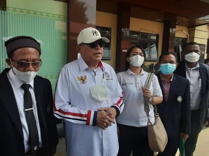 Komdis Asosiasi Provinsi PSSI Jawa Timur (Jatim) resmi melaporkan Bambang Suryo, David, Billy, dan Anshori ke Polda Jawa Timur, Senin (22/11/2021). Mereka dilaporkan atas dugaan suap di Liga 3.