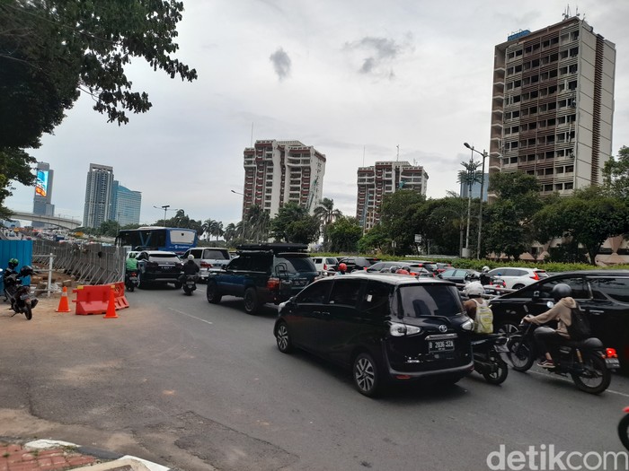 Macet akibat galian di Jl Jenderal Gatot Soebroto, Jakarta Selatan, 22 November 2021, sore. (Marteen Ronaldo P/detikcom)