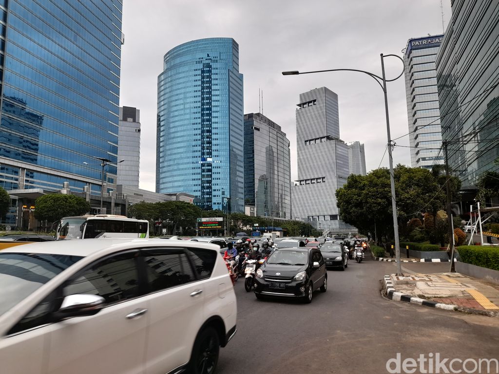 Macet akibat galian di Jl Jenderal Gatot Soebroto, Jakarta Selatan, 22 November 2021, sore. (Marteen Ronaldo P/detikcom)