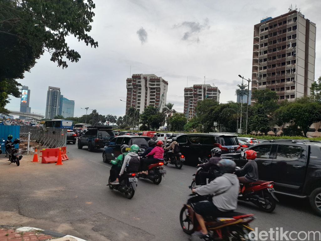 Macet akibat galian di Jl Jenderal Gatot Soebroto, Jakarta Selatan, 22 November 2021, sore. (Marteen Ronaldo P/detikcom)