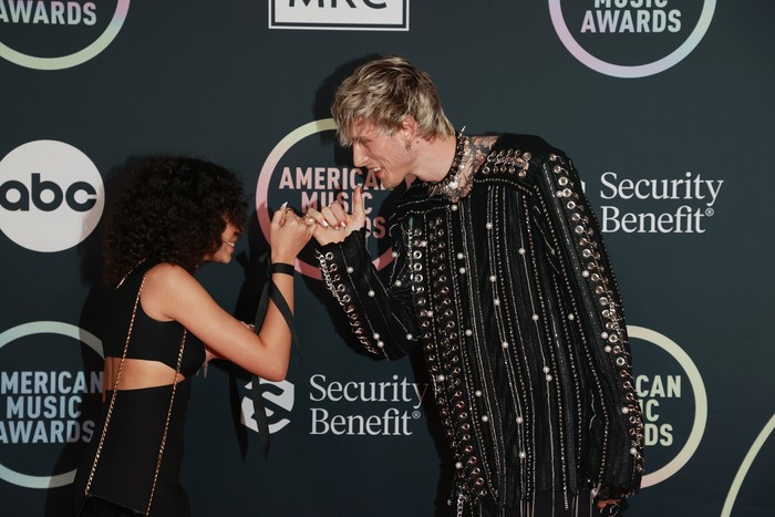 Machine Gun Kelly Casie Colson Baker dan Machine Gun Kelly menghadiri American Music Awards (AMA) 2021 di Microsoft Theater, Los Angeles, California, pada Minggu (21/11/2021) waktu setempat.