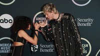 Ada yang bilang rock sudah mati, tapi cukup hidup buatku! katanya saat menerima piala. (Foto: Getty Images for MRC/Matt Winkelmeyer)